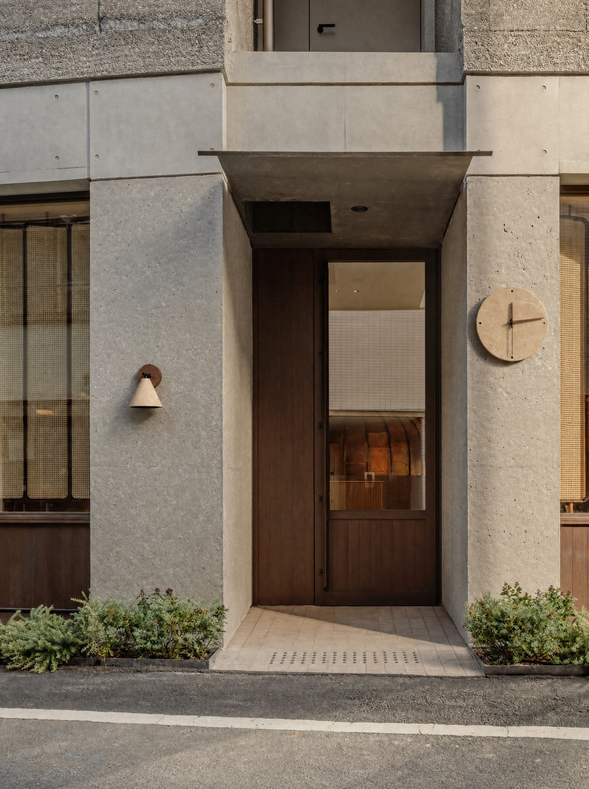 Adagio wall clock and Fonte wall lamp in an entrance hall