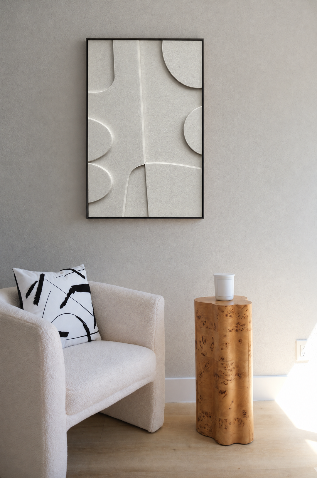Curva Arco above a boucle armchair and a burl wood side table