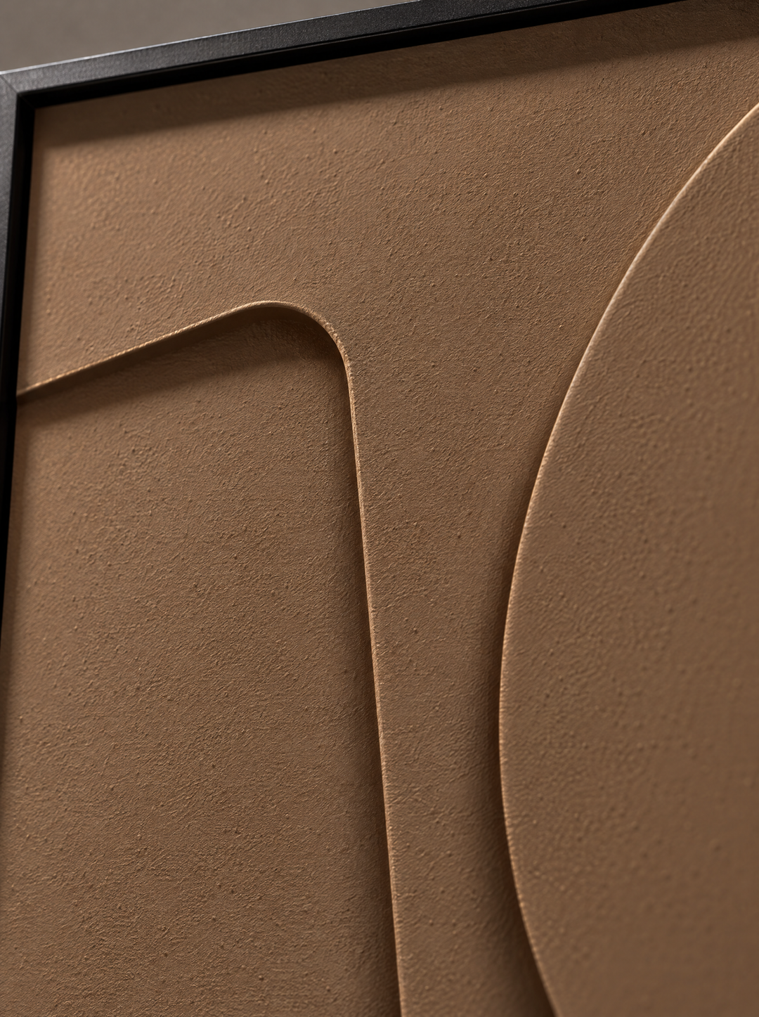 Close view of a rounded slab corner, a diagonal edge and the large arc rim on Tinta in Argilla, with its surface of fine sand