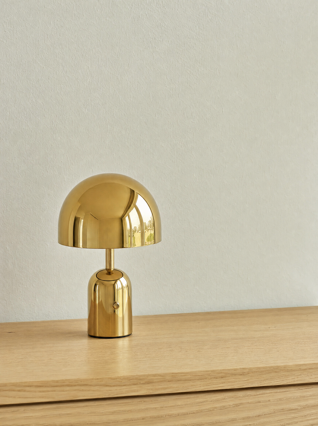 Vespers cordless table lamp in gold finish